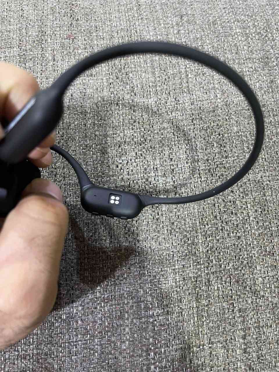 سماعة أمازون أصلية خاصة لراكبي الدراجات
تقنية التوصيل العظمي (Bone Conduction): لا تدخل هذه السماعة داخل أذنك ولا تغطيها، بل تنقل الصوت عبر اهتزازات عظام الجمجمة مباشرة إلى الأذن الداخلية. هذا يحمي طبلة الأذن من الضغط المباشر.

 تصميم الأذن المفتوحة (Open Ear): تتيح لك سماع الأصوات المحيطة بك بوضوح أثناء الاستماع للموسيقى، وهو أمر ممتاز للأمان والوعي بالبيئة المحيطة أثناء الجري، ركوب الدراجات، أو التواجد في المسبح.

 مقاومة عالية للماء (Designed for Swimming): بما أنها مخصصة للسباحة، فهي تأتي بمعيار مقاومة ماء صارم (غالباً IPX8)، مما يسمح بغمرها بالكامل تحت الماء لفترات طويلة دون أن تتلف

**بيها ذاكرة داخلية** تگدر تنزل بيها قصائد أو أغاني وتسمع بدون موبايل 

((السعر ٢٥ الف نهائي))
***********

