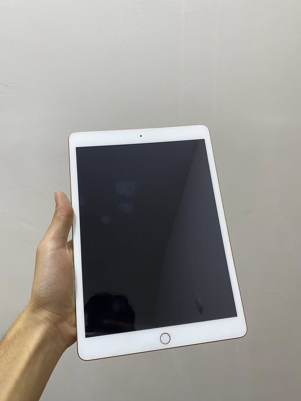 السلام عليكم
ايباد ٨ 
مامفتوح كلش نضيف
ذاكرة ١٢٨
بي بطاريه واكفه( بس بطاريه) والباقي كله شغال
***********
ناصريه مركز
