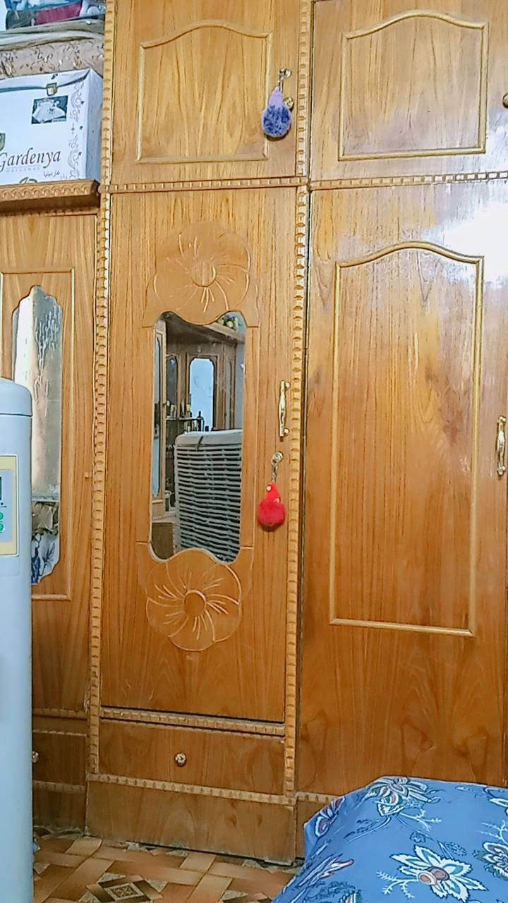السلام عليكم الغرفة اخت الجديده  سعرها 900 وبيها مجال حك الجية  الثلاجة مصار شهر من اخذتهاسعرها 400 بيها مجال حك الجية الرقم واتساب *********** بيع مستعجل جدا
