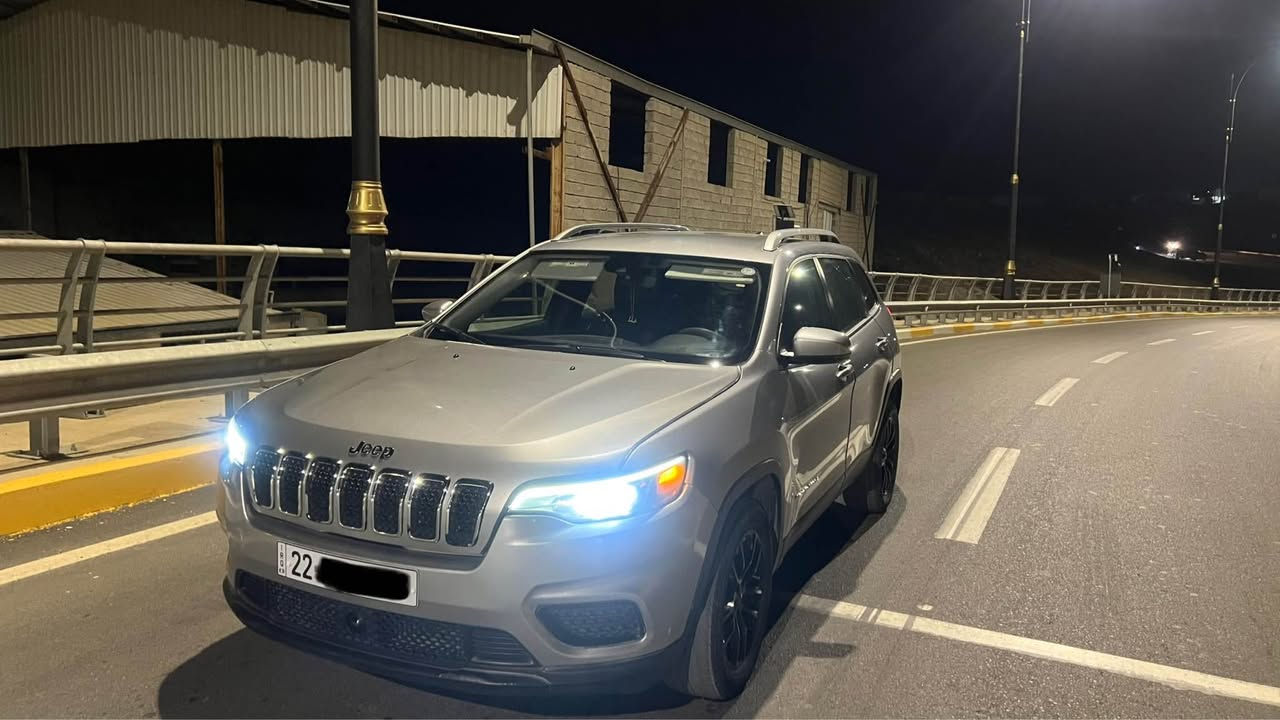 جێب چێرۆکی ٢٠٢١ مواسەفات  latitude.
بەشەرت هیچ مەسروفی نیە . 
سەیارەکە ٣ پارچەی سبوغە،
بونیت ، چاملغ سکن ، دەرگای سکن 
74 هزار میل رۆیشتووە ، 
چوار پستۆن،
برێک بەسمە ، 
پێش عەساس ،
ئیستۆپ عەساس ، 
پێش و تەنیشت و ئاوێنە رادار ،
گێچ ئەلیکترۆنی
ژینگەو سەنەوی نوێیە 
ژمارەی مۆبایل/( ***********) أربيل, العراق
