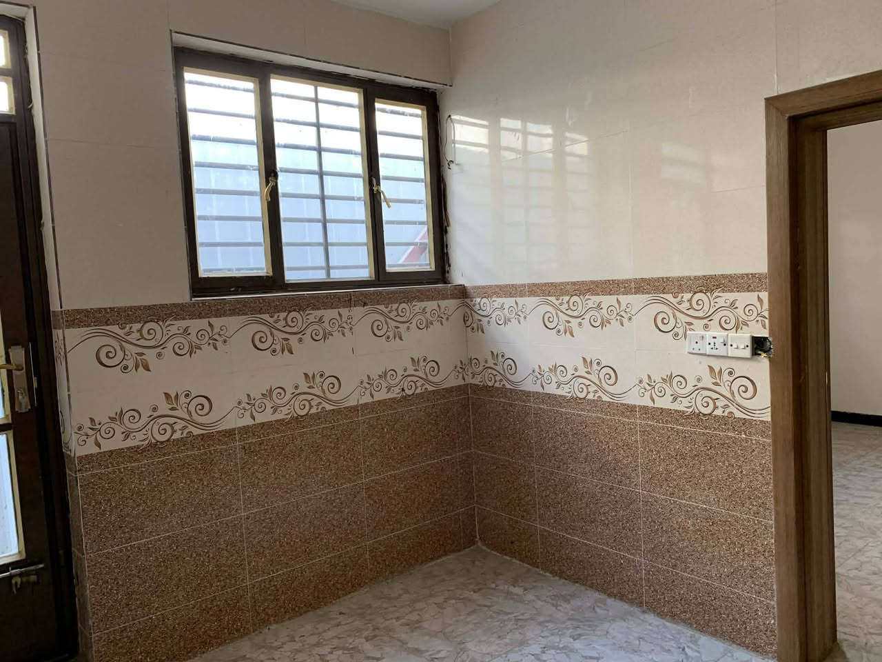 للايجار في السيدية
مشتمل طابق اول مساحة 150م معزول عزل تام 
يحتوي على غرفتين وصالة ومطبخ وصحيات 
سعر الايجار 600
للاستفسار مراجعة مكتب الكرم  للعقار 
او الاتصال على الارقام التاليه 
***********
