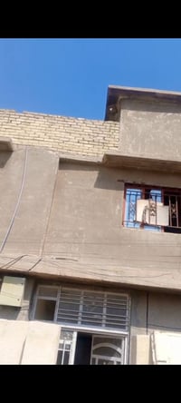 هاذه لبيت للبيع سعره ٣٥ وبي مجال  ٧٥ متر يحتوي علا صاله ومطبخ هول داخل...