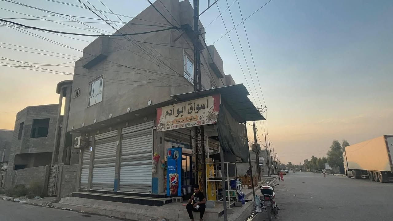 السلام عليكم يوجد عمارة تجاري للبيع في حي السماح التسعين ع شارع ٢٠ عمارة ٣ محلات مؤجر ٤٠٠و شقتين وبيتين اكبار هيكل اذا اتكملها وارد ١٤٠٠ بل شهر العقار سند ملك صرف طابو سند جديد اتجاه شروق وقبلة مساحة ٢٦١ متر ركن مراجعه مكتب اقرأ حي السماح الأولى اتصل هاتف *********** *********** او مراسله خاص ع سعر
