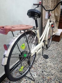 بايسكل بناتي حجم٢٦ لون حليبي مميز موديل١٩ اصلي. مال حاويه كامل مكمل ما...