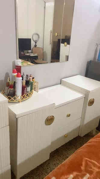 غرفه تركيا للبيع 9 قطع اخت الجديده فقط المرايه مسكوره وباقي قطعه مال الميز وطابوريه ضامتهن لان معندي مجال بلغرفه سعرها ٨٥٠ وبيها مجال المراسله ع هذا الرقم ***********
