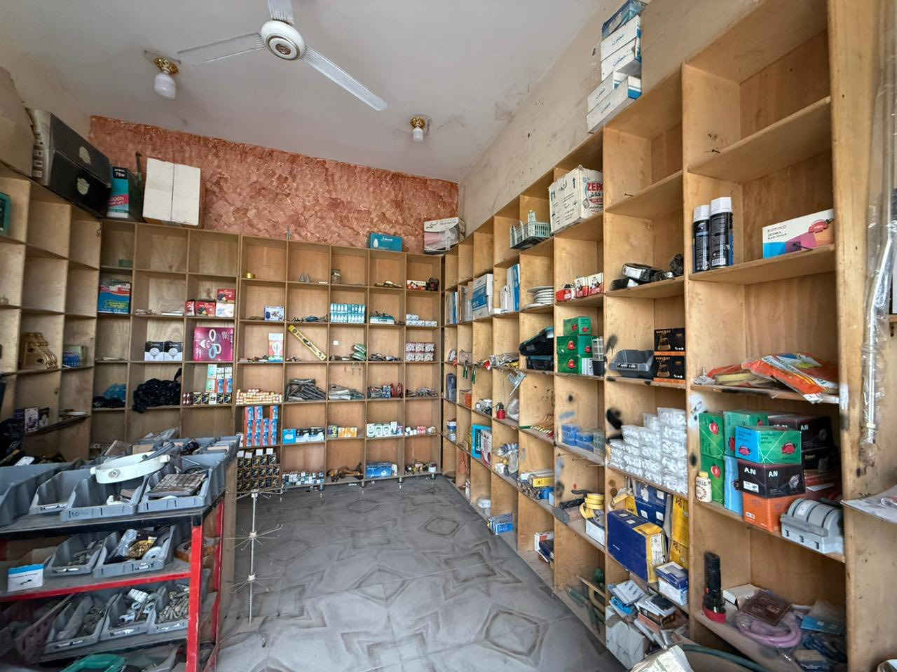 غراض محل انشائيه وكهربائيات 
ورفوف للبيع 
مكان الخاجيه شارع ٤٠ شارع علاء ماركت 

***********
