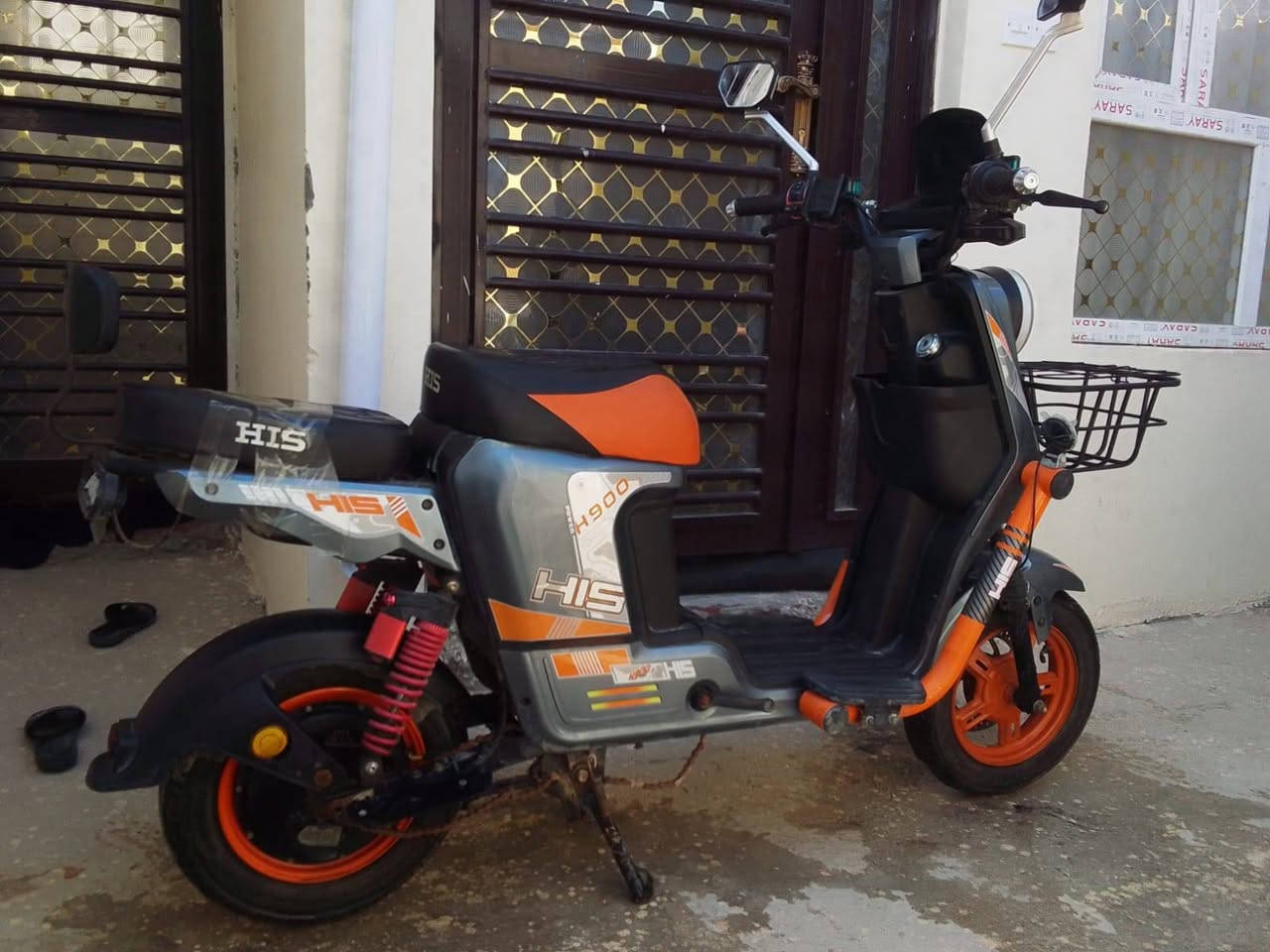 سلام عليكم ورحمة الله دراجة شحن نوع(H900) 5 بطاريات استخدام الدراجة 3 أشهر نضيفه خير من الله شاشه شغاله لكن(((يوجد خلل بسيط بالكهربائيات))) تشتغل..... عنوان ديالى بعقوبة كاطون الرازي... رقم صاحب الدراجة ***********السعر 750 وبيها مجال
