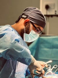 يتواجد الدكتور هيثم احمد الطائي اخصائي جراحة الدماغ والعمود الفقري وال...