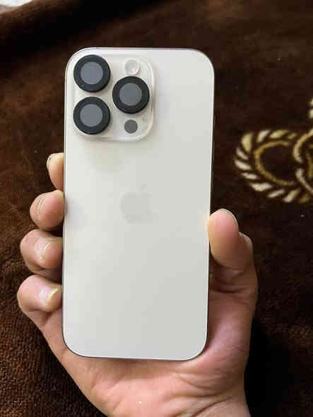 16 برو 
بطاريه100
مساحه التخزين 256
السعر 800
تواصل خاص الرقم ***********
