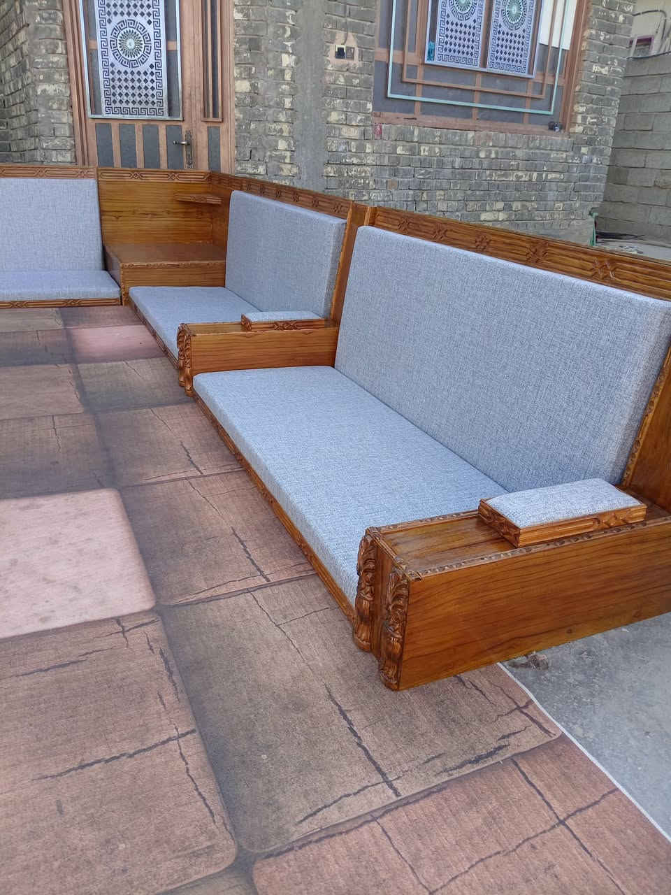 جلسه عربي ١٥ مقعد مكاني بغداد جسر ديالى الجديد مقابل شركة العامه السيارات رقمي***********
