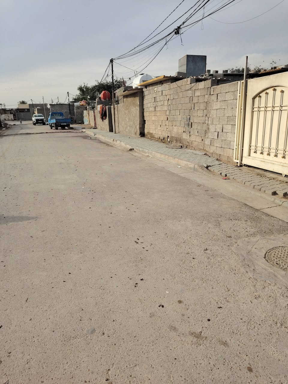 السلام عليكم
بيت للبيع،،مساحة264م
واجهه 12م ونزال 22م

 يحتوي على استقبال على غرفتين نوم2 على صالة على مطبخ 
الموقع بغداد القدس
نقطه داله المركز شرطة الخنساء 

ملاحضه المنطقه تابع دائرة بلدية بغداد الجديدة مشمول بالتمليك فول خدمات تبليط مقرنص ماء مجاري كهرباء انترنت السعر والاستفسار اتصال على الرقم ***********
***********
مكلف بالنشر
