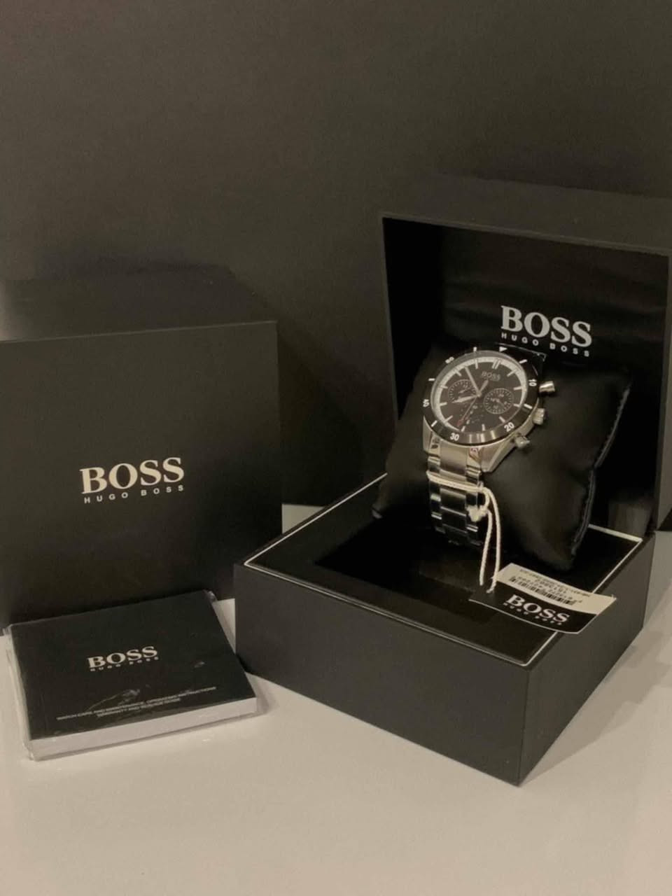السلام عليكم.......
ساعة BOSS براند الماني بطارية 
مكينة ياباني 
نافذة للعرض التاريخ 
سناتر شغالة 
أميال وأرقام فسفوري 
نظام ٢٤ساعة 
القطر ٤٤
مقاوم للماء ٥٠م 
سير حديد ستانلس ستيل معلم 
جديد غير مستعمل مع العلبة الاصلية وبطاقة الضمان 
السعر ١٠٠الف 
يوجد توصيل ***********
