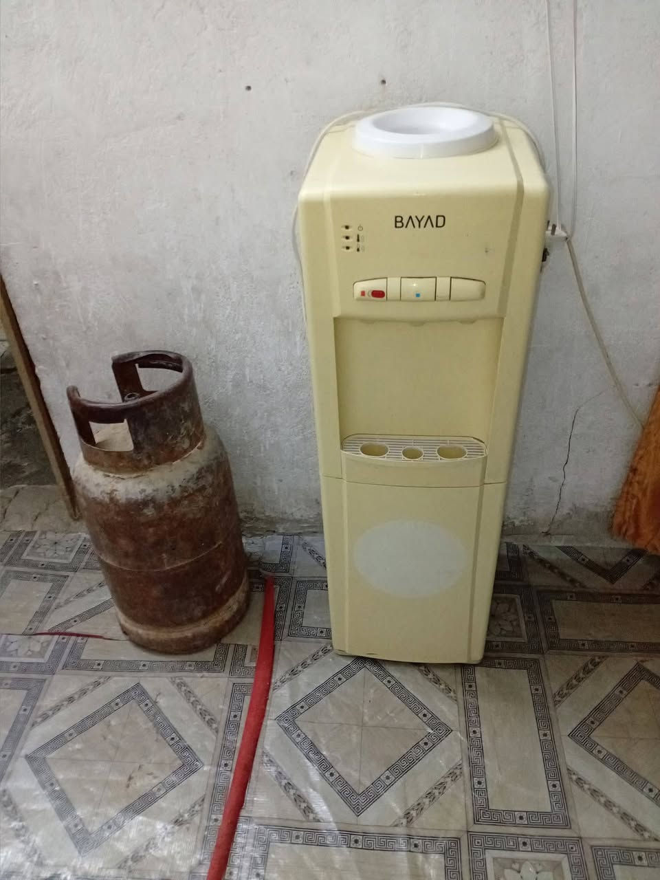 غراض  بيت مستخدمه للبيع
طباخ. 175الف 
ثلاجه 175الف 
كاونتر 100الف
براد مي 60الف 
ميز مرايه 50الف
شاشه حجم 32سعر 125الف 
العنوان بابل الهاشميه 
***********
***********
