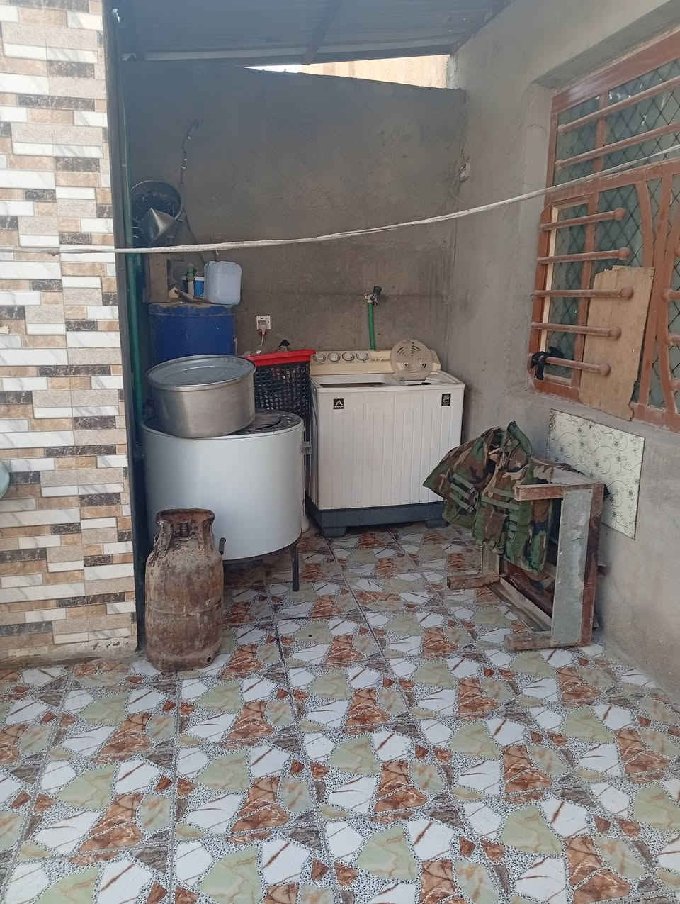 بعد وعود كاذبه عدنه البيت للبيع المساحه) 155) متر العنوان نادر الثالثه طابو صرف   غرفتين  ومطبخ وهول وستقبال وصحيات داخليه وخارجيه السعر )95)كله طابوق نهاية سنة )2022)رقم التليفون ***********
