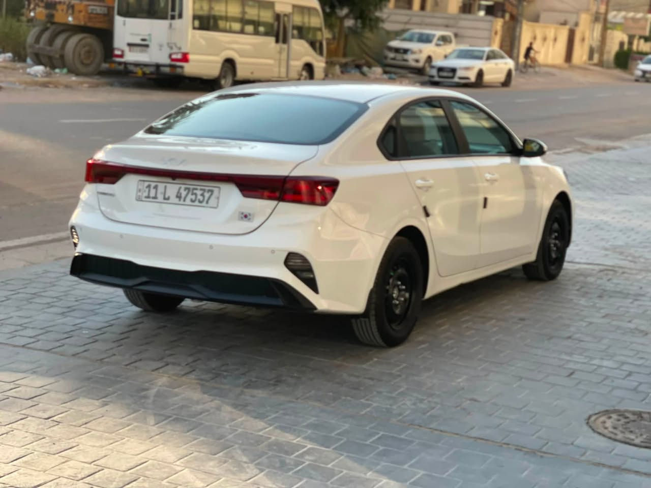 سيراتو  مديل 2024 مكينه 2000 دوش
سياره كفاله عامه من صبغ 

بيها بارد شي كولش بصيط وما مبين موضح بسونار

دومشه عامه كشنات /سفاري /ارضيه 

شاشه تاب /  كامره دمعه اخر صدار /شادهن 250دولار تدعم نضام الاندويد ومطيه جماليه للدشبول

منضومه زنون /عالي/ناصي

تخم تاير جديد /صبغ وياله جدد

 ماشيه 41km

رقم بغداد باسمي 

مكاني بغداد الوشاش

شراي يتصل ***********

السعر 171وبيها مجال بصيط 

سياره جديده وبل عافيه عل ياخذها من كلب ورب

