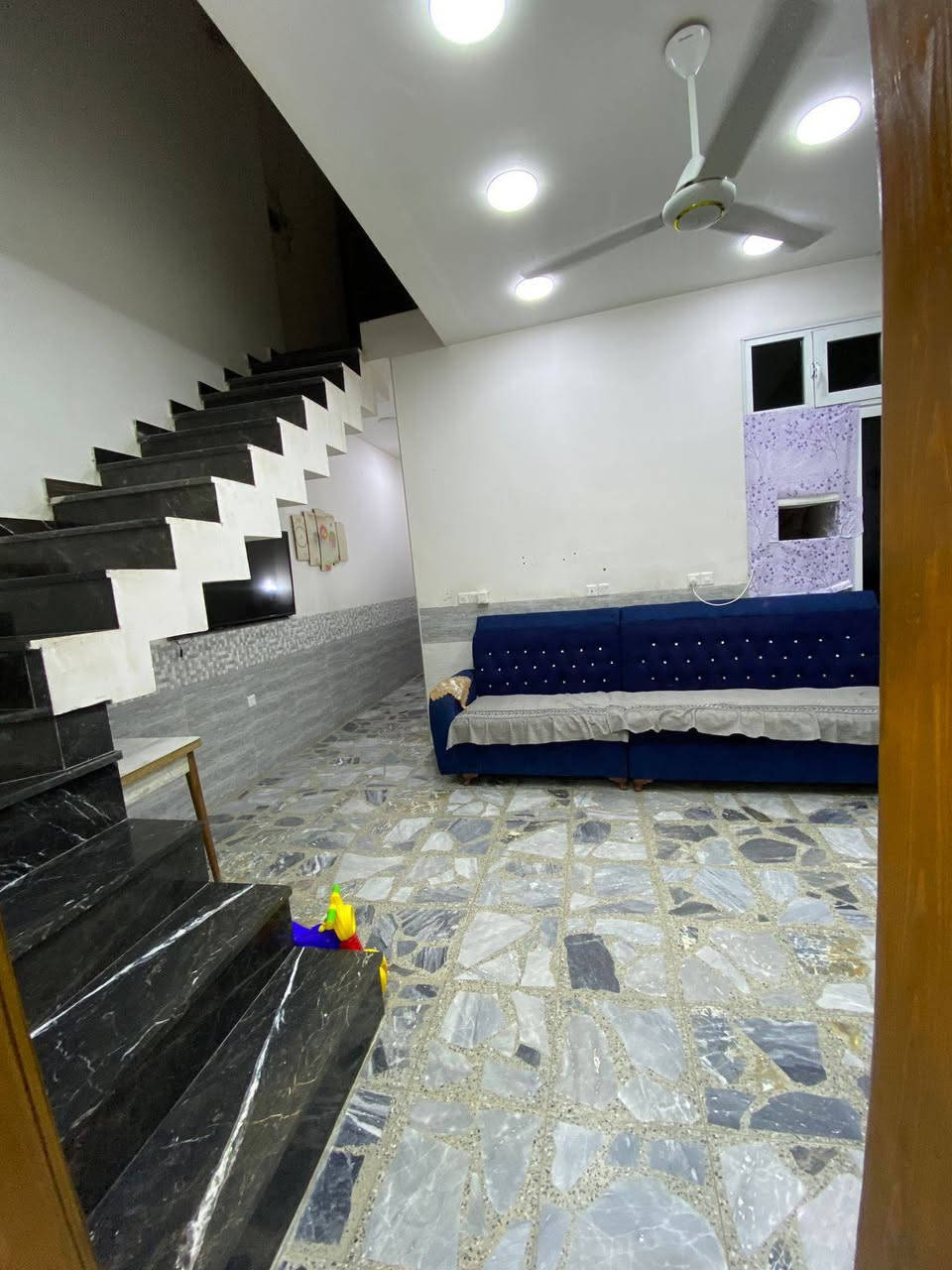 السلام عليكم دار ١٥٠م بناء درجه اولى واجهه ٦م نزال ٢٥م كراج استقبال هول اربعة نوم مقابل سياج مستوصف حي اور يعني ماكو جيران مقابيلكم 
حي اور قرب جامع عمار بن ياسر السعر٤٠٠ مليون  للاستفسار ***********
