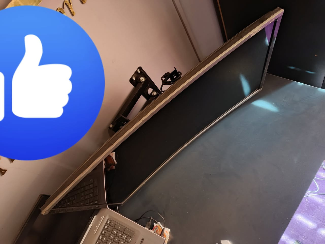 شاشة مقوسة نظيفة واستعمال قليل جدا بسعر 100
للتواصل مع صاحبها *********** واتساب
