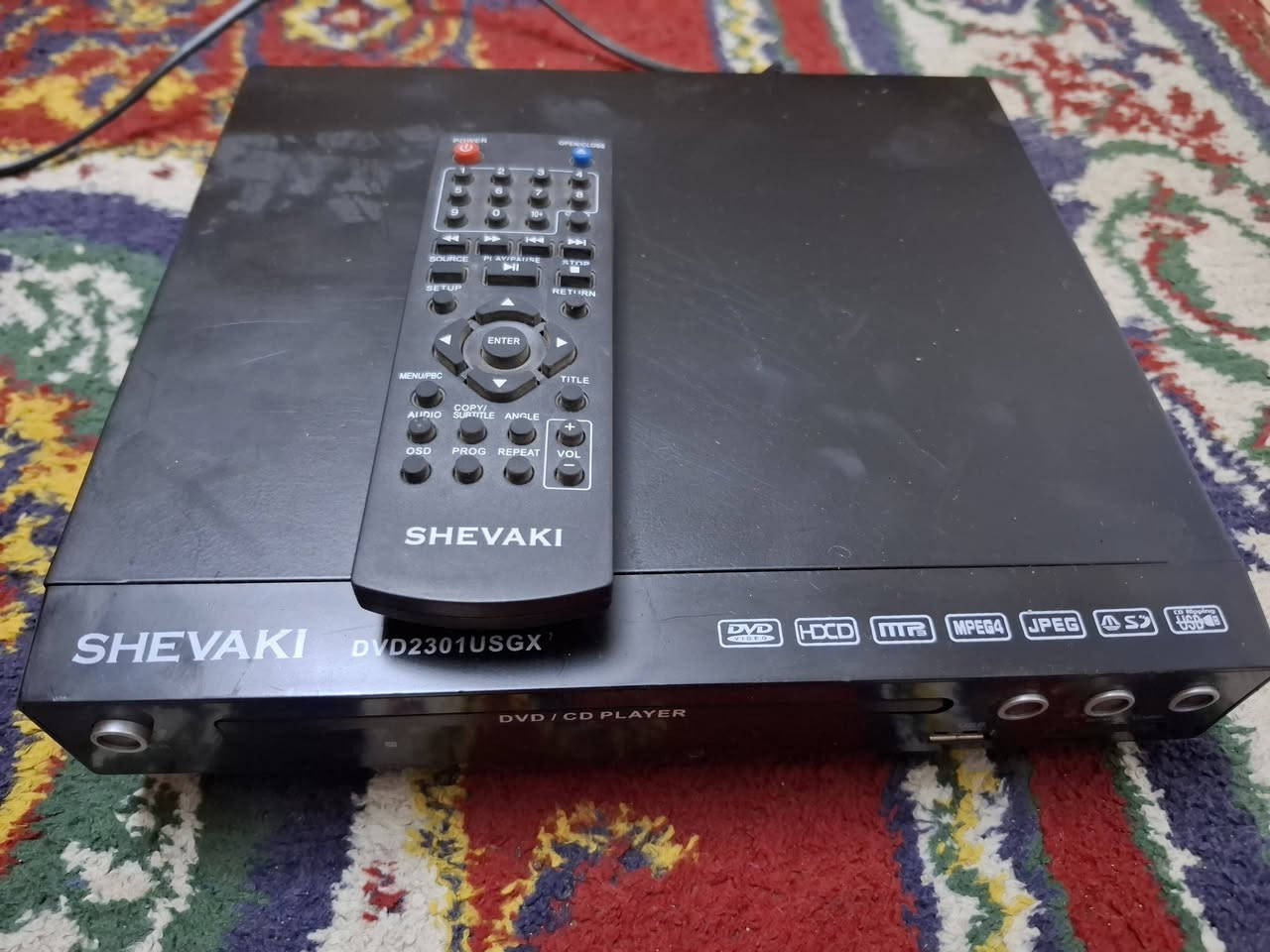 مشغل اقراص خارجي حديث مستخدم قليل اصلي شرط الضمان والفحص ويعمل بخاصية HD/USB/BC / او من الموبايل بطريقه التوصالة ويشغل cd/dvd تسجيل وتحويل جميع الامنافذ بيه سعره [ 30 ] الف يوجد توصيل اتصال [***********]
