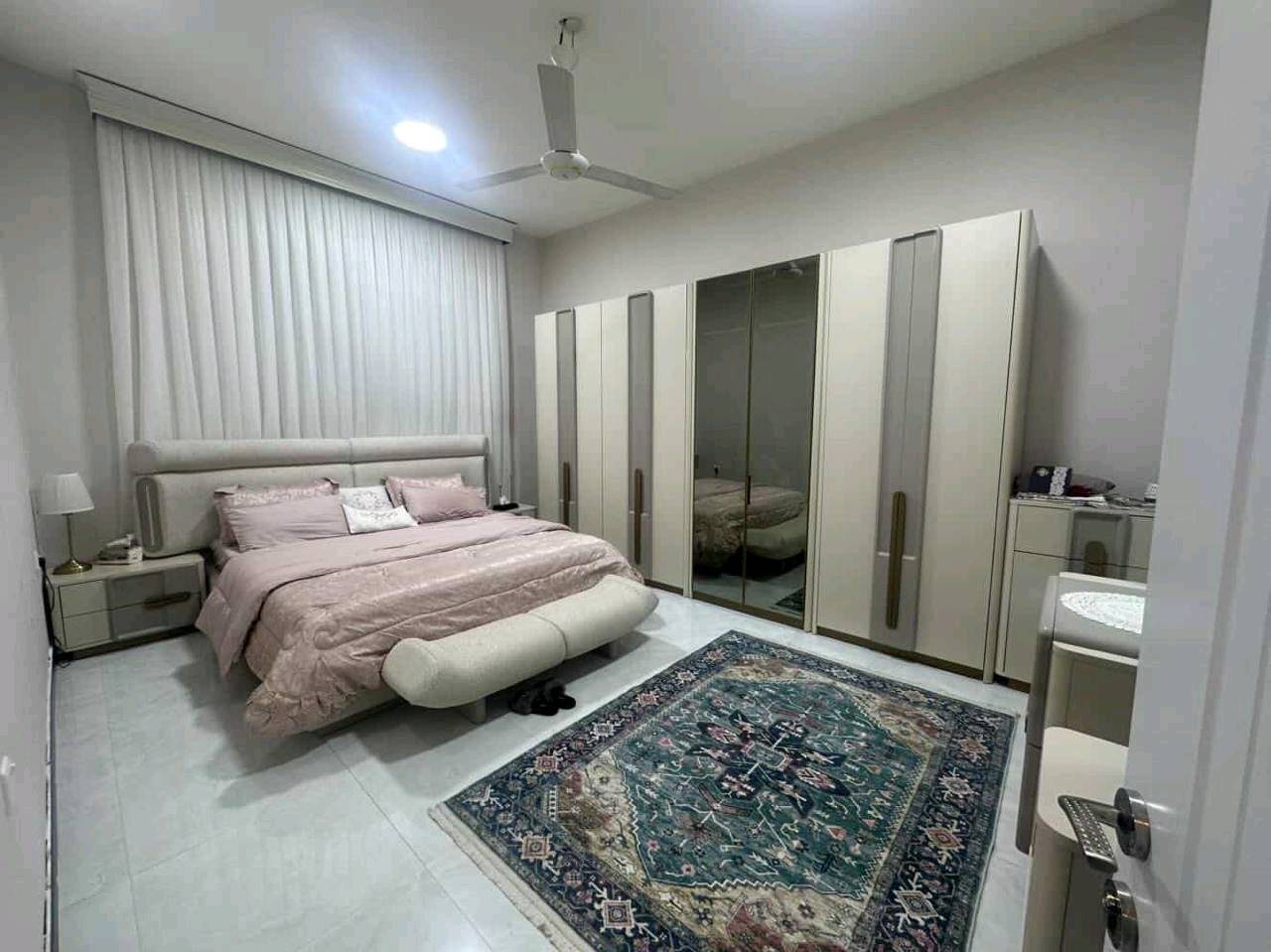 : هذا البيت 650 متر طابو زراعي سند 25 بيت بسمي  واجه 14 ونزال 45 متر. وحديقه 250 متر يباع مع الاثاث اوبدون المنطقى مي مجاري كهرباء خدمات كامله يبعد عن الامام 4 كيلو طريق بغداد كربلاء عمود 51 قرب جامعة الزهراء خلف خباطه العبتة
السعر 250 قفل 
رقم ***********