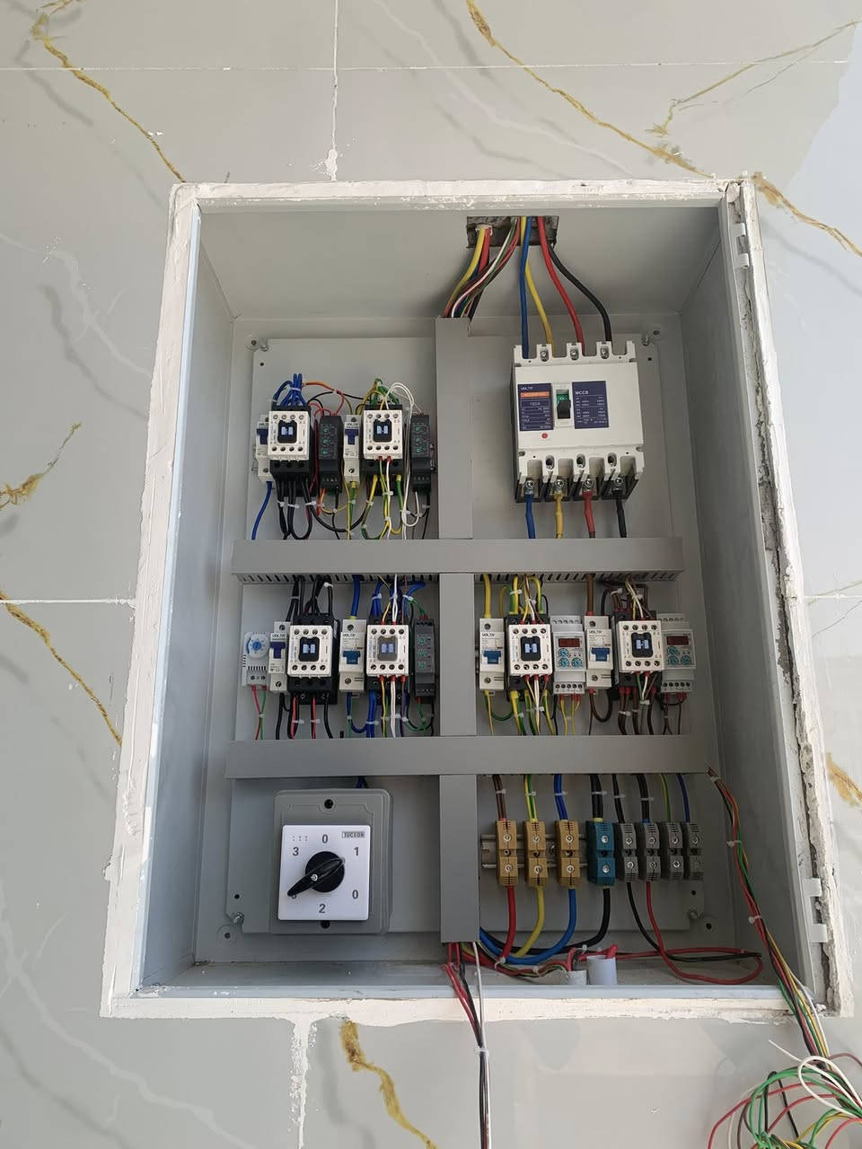 السلام عليكم
كهربائي متفرغ للعمل داخل الناصرية ***********
