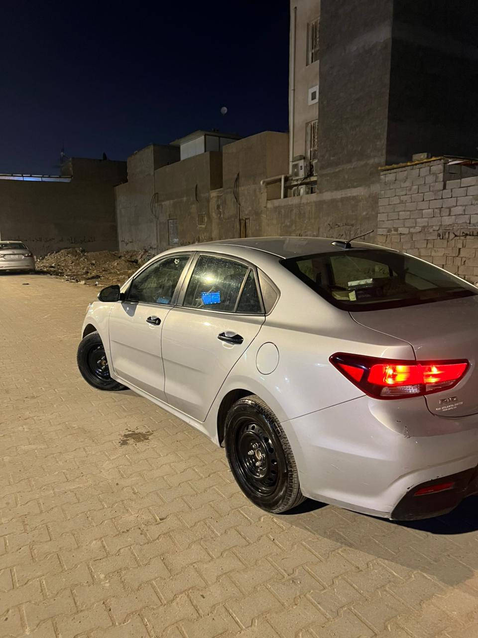 كيا ريو (Kia Rio) موديل 2018.
المواصفات: مواصفات عمية (ستاندرد)، سويتش، تحكم ستيرن، حاكية، شاشة صغيرة، تبريد ثلج وجاهزية تامة.
 الحادث والضرر: وارد أمريكي، الحادث بنيد فقط (مصلح) 
بدون أي دواخل، الإيرباغات كلها سليمة (سيستم شركة).
 المحرك والجير: المحرك والجير بحالة ممتازة، صدر وجاهزية 100%، السيارة ما تحتاج أي مصروف.
 
السعر المطلوب: 105$ (دفتر و5ورقات) وبيه مجال بسيط للشراي الطيب.
الموقع: البصرة - أبو الخصيب.
للتواصل والاستفسار: [***********]
