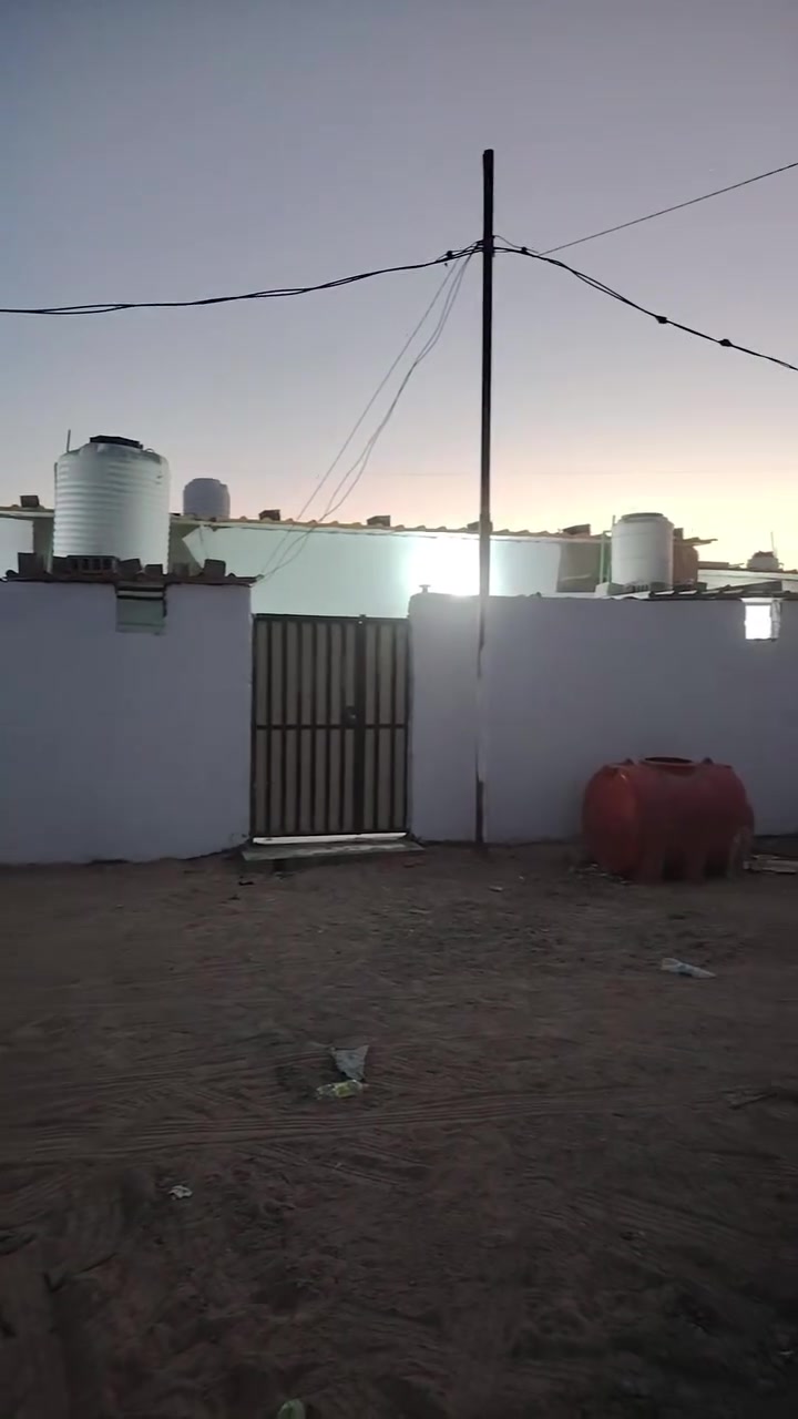 بيوت عدد ٢ + مضيف +كاع بصفهن +كرهباه +ماي +تبليط جاهزات بنيان جديد ومحد كاعد بيهن وكل واحد بنيان بي ١٥٠ متر. غرفه +صاله +مكشوفه +مطبخ +حمامات كاملات لموقع نجف شارع كربلاه جهت يا علي عمود ١٩٣  لسعر لواحد ٢٠ وبي مجال لرقم ***********
