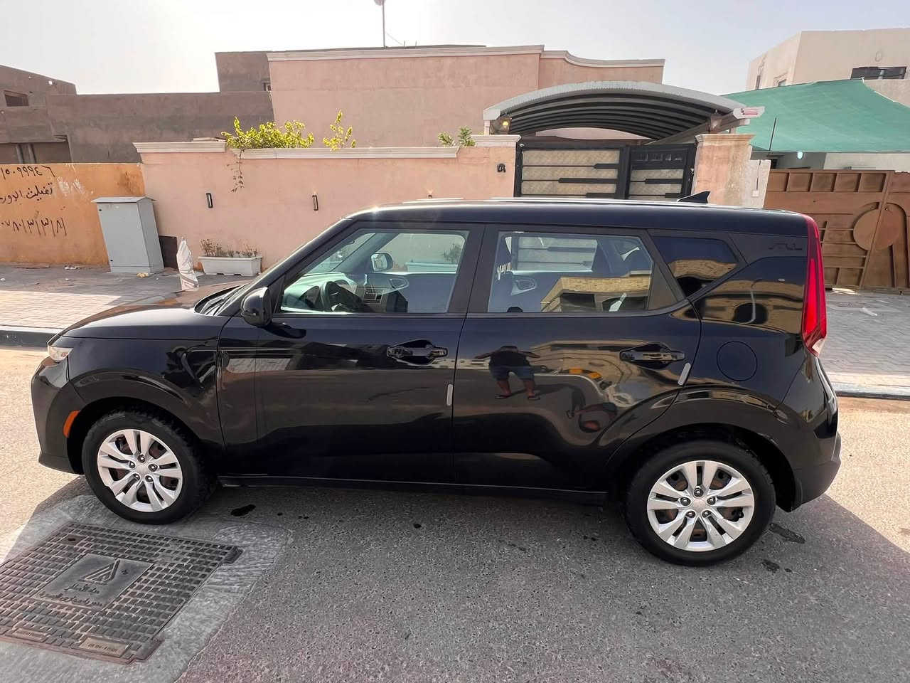 سلام عليكم كيا صول وارد امريكي  موديل2022. محرك 1600 سياره بيها قطعه وحده تبديل ماشيه 101330km.  مكينه وكير كفاله .
الموصفات.
كامره خلفيه 
نضام قياده ثنين 
تحكم ستيرن 
السعر .130
الهاتف ***********
