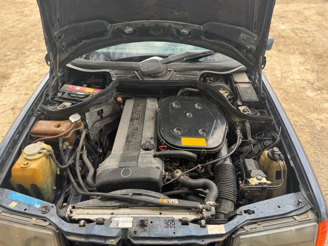 

بسم الله الرحمن الرحيم، عندي سيارة مرسيدس 300E للبيع. السيارة بمظهر أنيق وليل كحلي، بحالة جيدة جدًا مع ماكينة ما طور مما ابوها وضمان متانة عالطريق. الداخلیة جلود أصلی، كل شیء يعمل تمام وبدون مشاكل. لها حيل مستقيم ومريح جدًا للسفرات الطویلة. للاستفسارات التواصل عبر الرسائل.