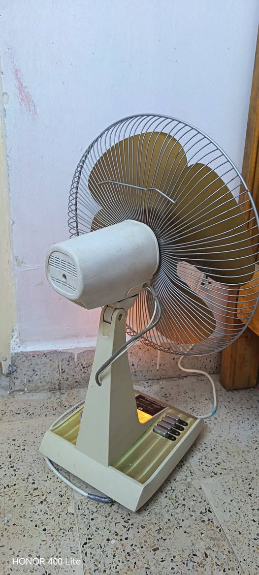 مروحة نوع توشيبا صنع ياباني شغالة وعلى الفحص بيهة نقص النت مال الريشة اللي بالنص ايصير مثل ما موضح بالصورة السعر ٣٠ وبي مجال المكان بغداد البياع
