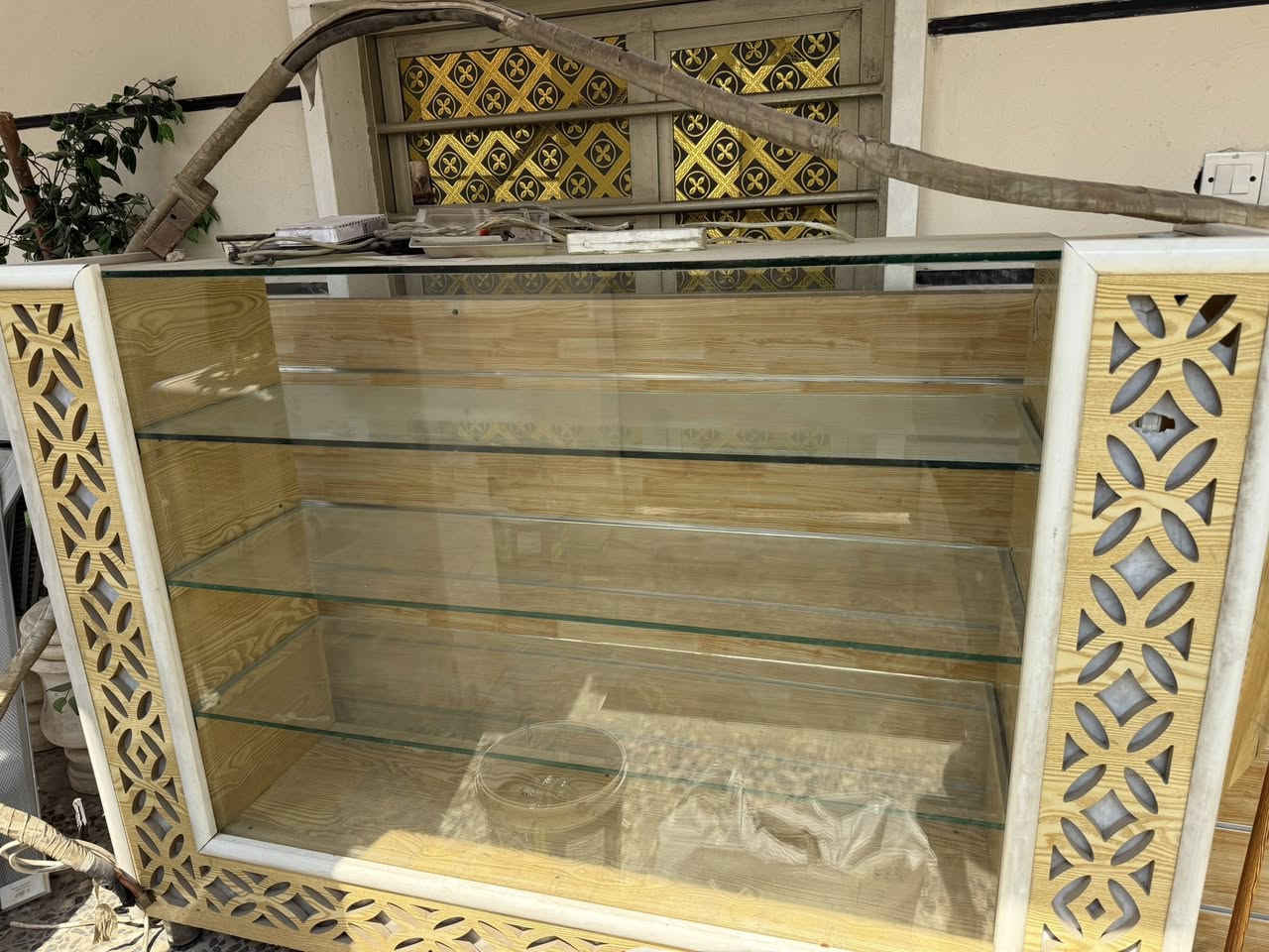 ***********
عليكم فاترينه للبيع متر و80  ب 60
