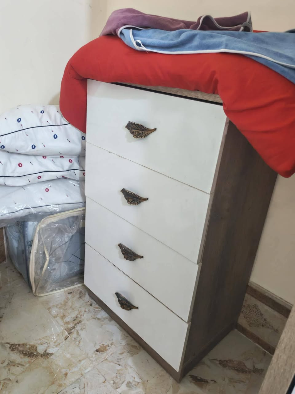 سلام عليكم عرفه للبيع ضخمه 7قطع   نضيفه السعر خاص موجوده شارع المطحنه النتصال عل رقم الهاتف ***********  يوجد واتساب

