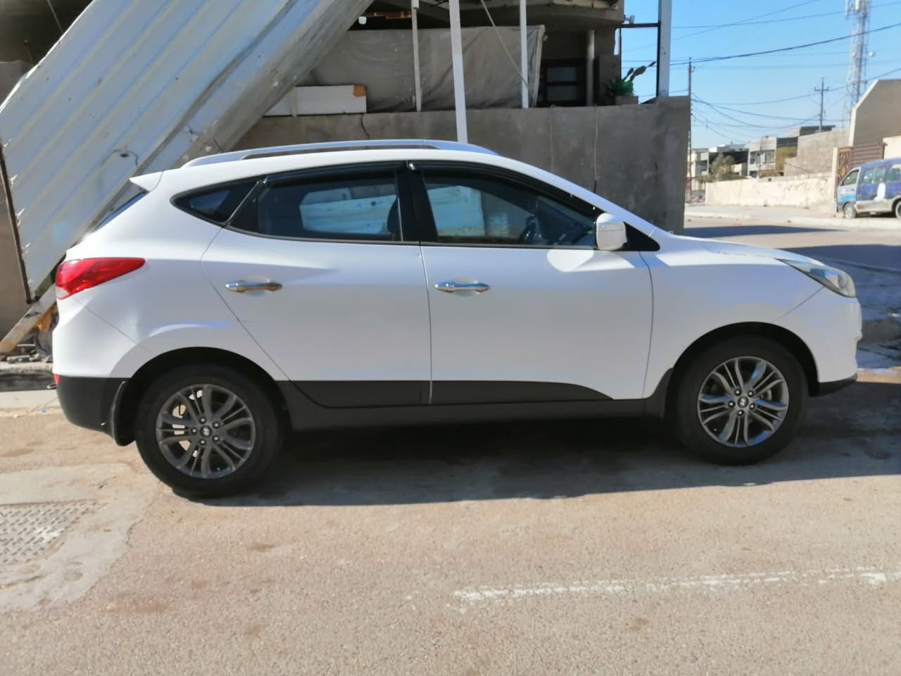 🚘 للبيع – هيونداي توسان 2015 | خليجي

📍 الموقع: بغداد 
📑 الرقم: بغداد
🔒 الحالة: مكفولة كفالة عامة من الصبغ (عدا بارد بسيط وبيها شخط بصفحه السياره مكفوله من اي حادث ) – السيارة جاهزة تفحص بيدك ✅

---

✨ المواصفات:

تبريد قطعتين أمامي + خلفي ❄️

محرك 2000cc اقتصادي ومتين

تحكم ستيرن + كاميرا خلفية 📷

شاشة وسطية صغيرة

تخم تايرات جدد 🆕

---

💰 السعر: اتصل على الأرقام وبيك خير وادلل
📞 للتواصل ‭٠٧٨٠ ٥٧٤ ٨٨٩٨‬
