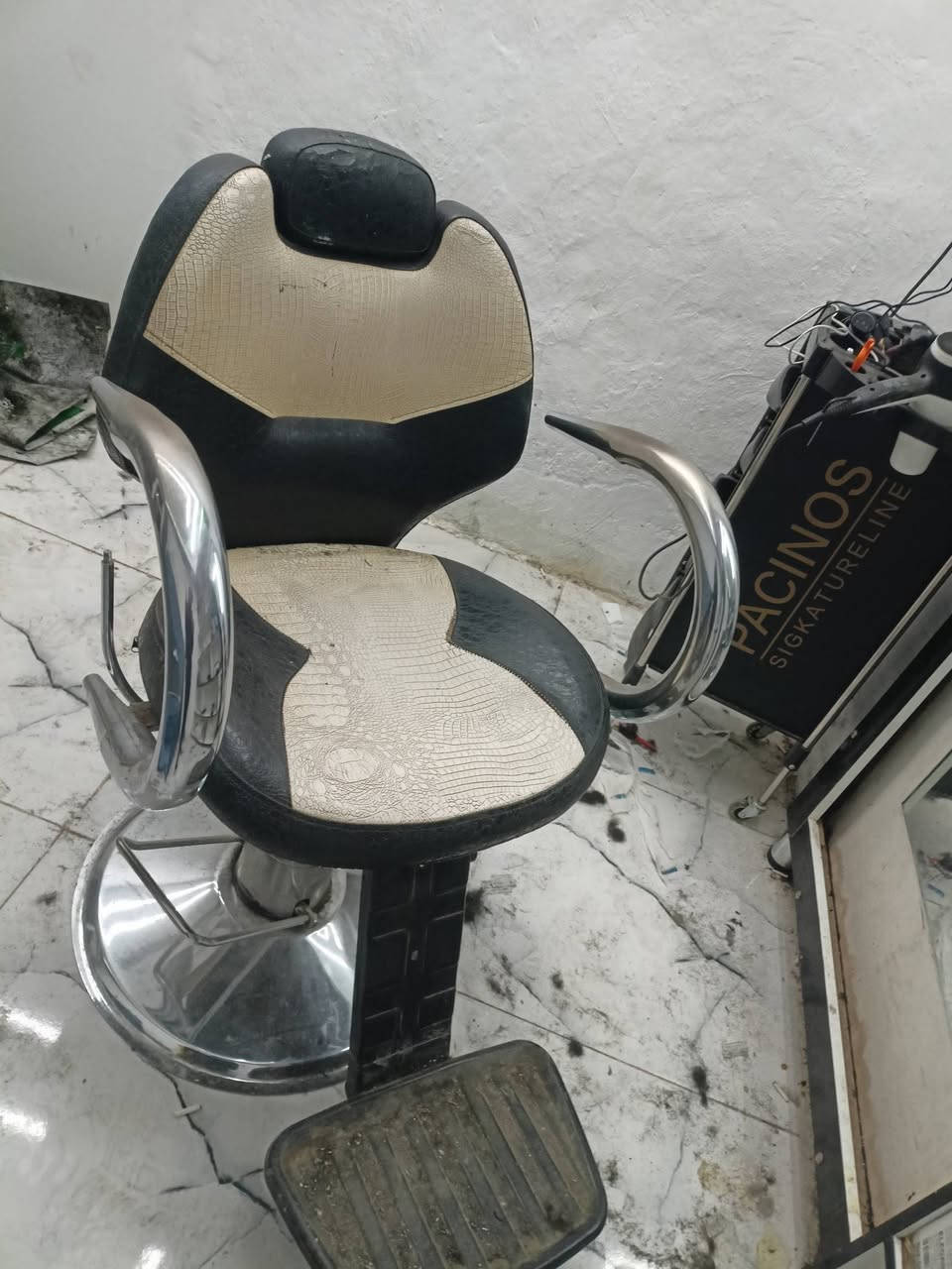 السلام عليكم
محل حلاقة كامل للبيع 
ديالى الغالبية ***********
