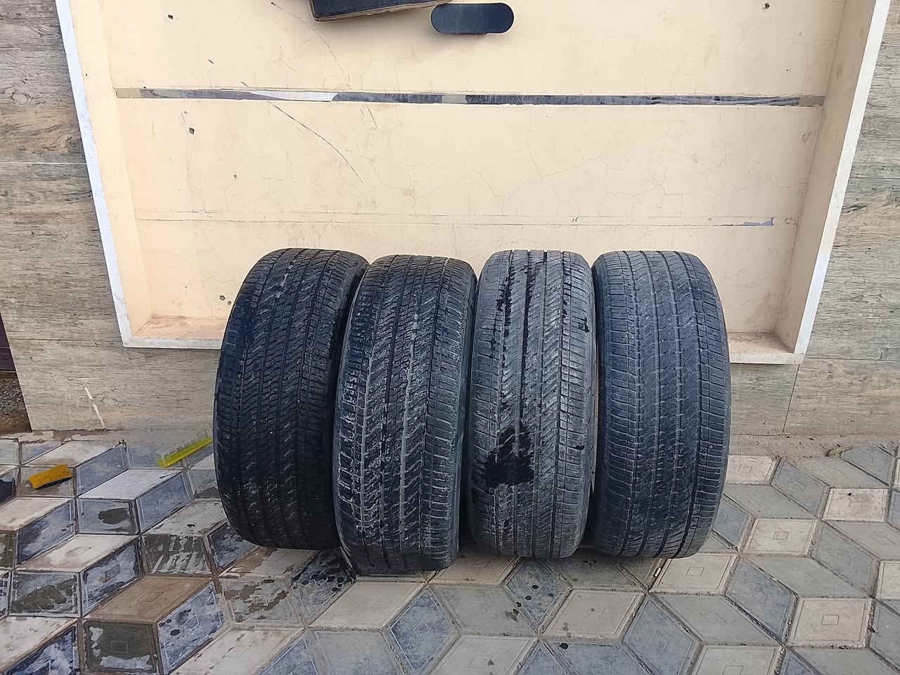 سلام عليكم تايرات مال تاهو البيع نضاف كلش مابيه اي فتيله سعر 300المكان المدائن سلمان  رقم *********** يوجد وتساب
