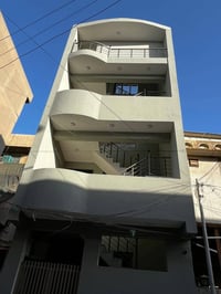 البيع بناية حديث  المساحة  90  متر    الواجهة    5 متر    تحتوي على شق...