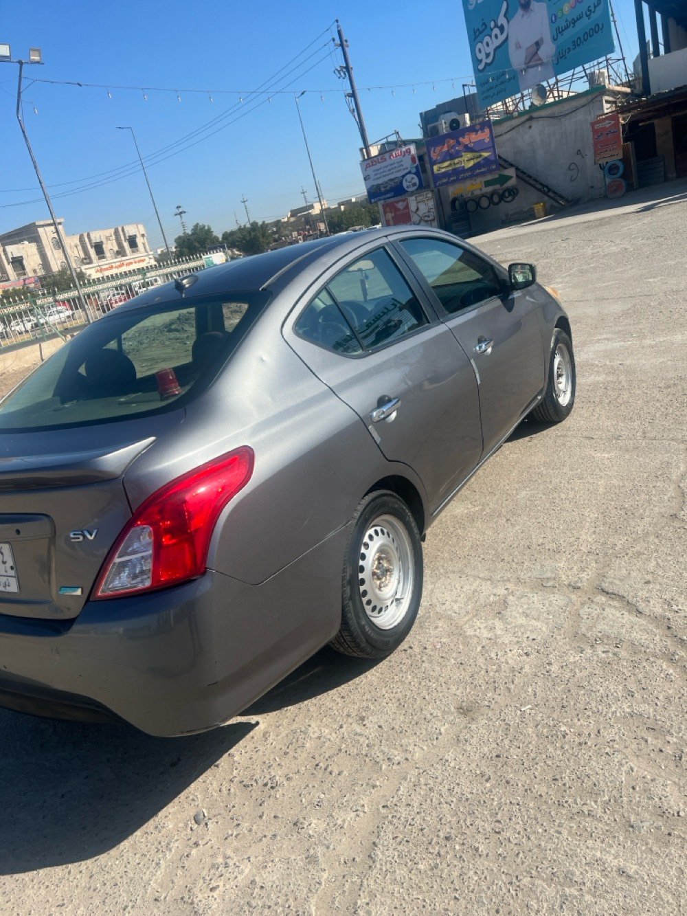 سياره نيسان فيرسا 2016 ورارد امريكي موصفات معروفه محرك كير بدي كله كفاله ما عدى ضربه بالبجم ما واصله للعرضانينه 
السعر 82 ورقه وبيها للشراي 