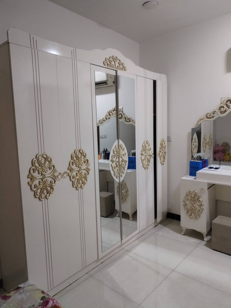 السلام عليكم عندي غرفه نوم البيع عرفه حلوه مكانهه كاضميه الطي سهرهه ٣٥٠ بيع مستعجل اليحب يتواصل بس علي هاذا الرقم *********** وتساب وخاص بس ويه الكنتور ملحق مشاده
