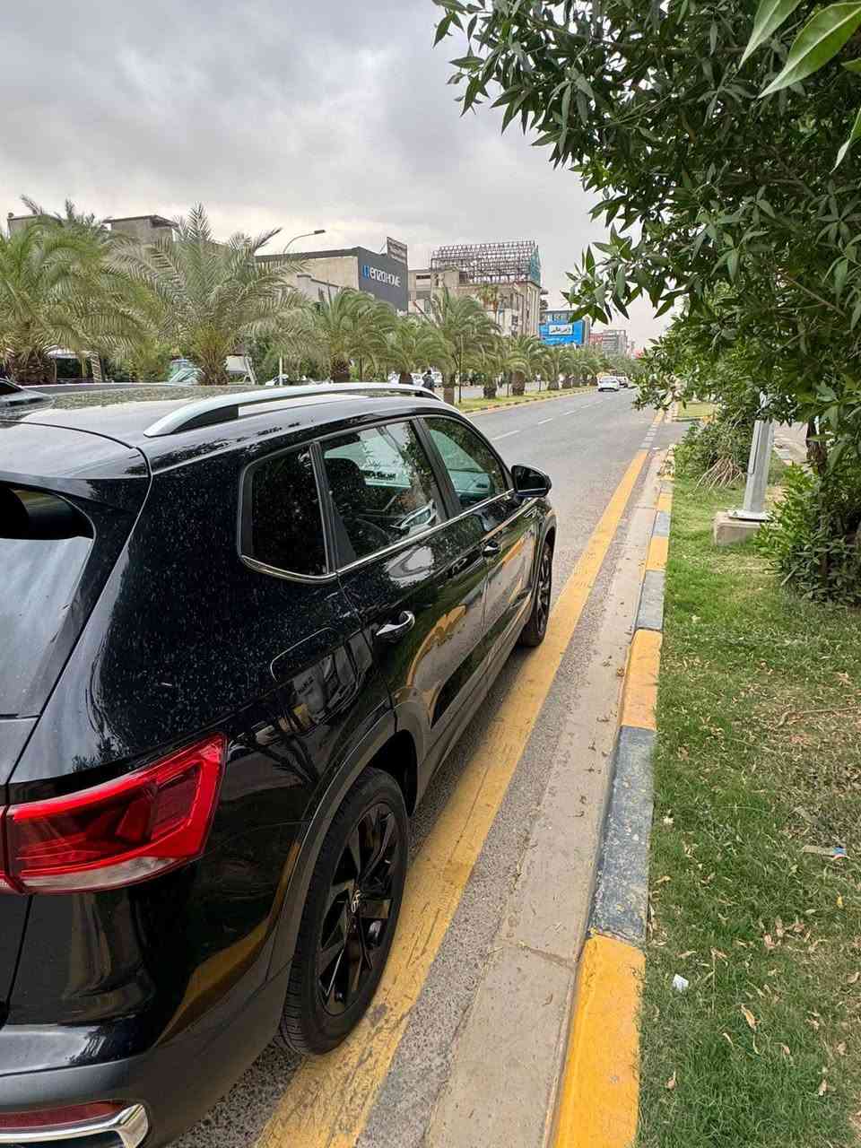 سلام عليكم للبيع سيارة من نوع فوكسواكن تاوس موديل ٢٠٢٣ ماشيه ٢٦ السيارة جديده كلش وارد أمريكي حادثها بنيد فقط مواصفات قمارة حديد بصمه ويل كاب السيارة جاهزه اي نقص ما بيها موجوده السياره في منطقه اليرموك الأربع شوارع وهذا رقمي دك عليه ***********  السعر  ١٦٠ $$

