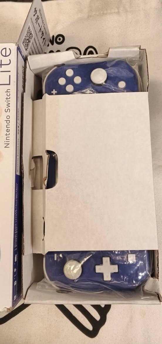نينتندو سويتس لايت مهكر قطعة نظامين اونلاين و اوفلاين 
مع ذاكرة 256 كيكا مليئة بالالعاب كما موضح بالصور 
استعمال قليل نظافة 99 بالمئة ومكفول من كافة المشاكل والاعطال 100 بالمئة 
السعر النهائي 210 الف 
توصيل بغداد 5 الاف وباقي المحافظات 6 الاف 
للتواصل ماسنجر خاص او واتساب او الاتصال 
***********
