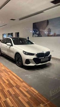 اعلان بيع 530i M 2025 سيارة خليجية عروش بيها ضمان صيانة ٤ سنوات ماشية ...
