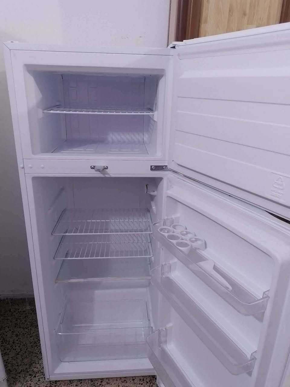 ثلاجة جديدة للبيع استعمال يومين مكانها حي الجهاد دابيعها ٢٥٠ وبيها وصل وضمان سنتين 
الاتصال على هذا الرقم ***********
