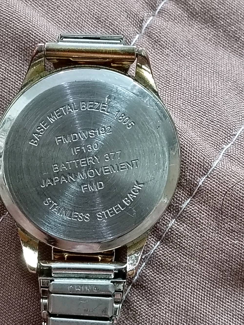 ساعات يد أنيقة ومتنوعة للرجال والنساء، تشمل علامة "Olivia Burton" بتصميم زهور جميل وبسيط وساعات ستانلس ستيل فاخرة. جميع الساعات بحالة جيدة ومثالية للمناسبات اليومية والاستخدام الرسمي. مثالية كهدية أو لإضافتها إلى مجموعتك الخاصة.