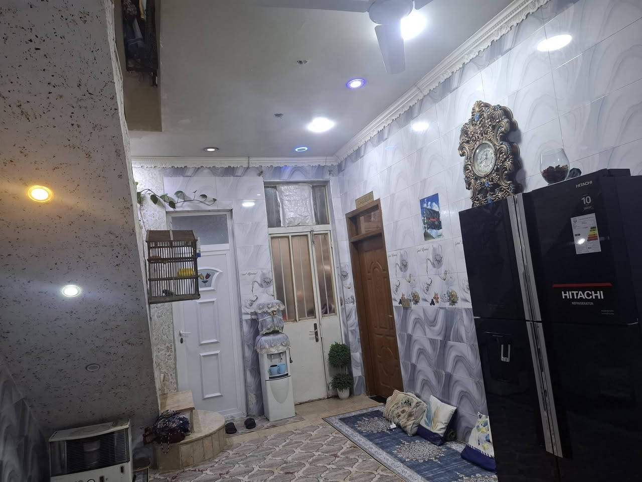 نصف قطعه خلفيه بناء حديث طابقين صاله كبيره مطبخ واستقبال وخدمات والطابق الثاني غرفتين وخدمات  وفوگ بيتونه كبيره وسطح يحتوي على مخزن للا ستفسار الاتصال على الرقم ***********
