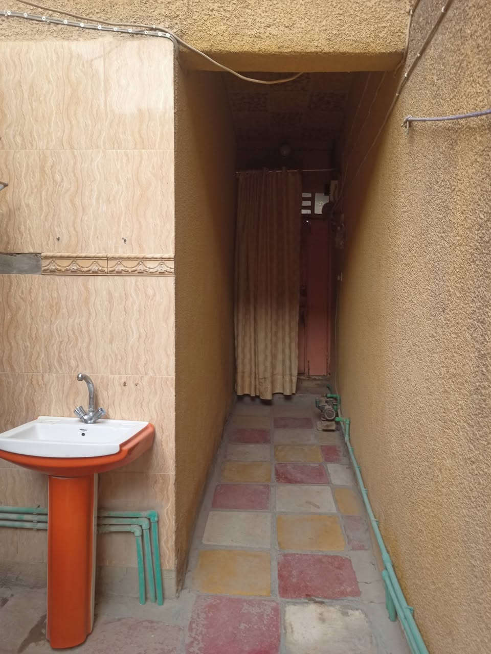 بيت تجاري للبيع مكان الجديده الثالثه سوق حنون بيه 4 محلات مساحته 188 طابو صرف  للتواصل *********** واتساب بيه
