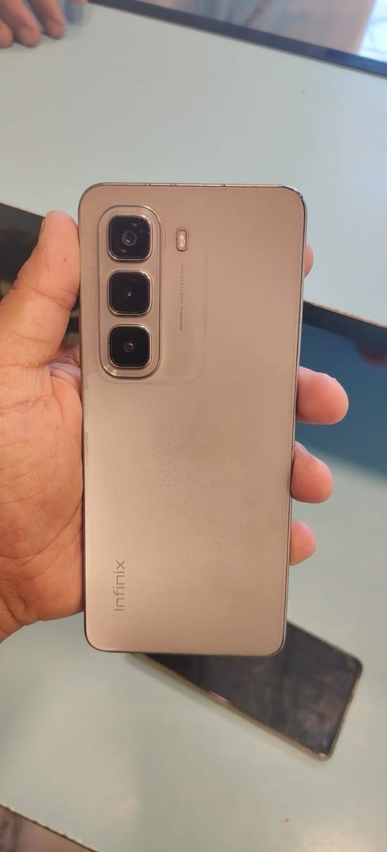 السلام عليكم
للبيع جهاز Infinix Hot 50 
🔹 الذاكرة: 256GB 
🔹 الحالة: اصلي 100% مو كوبي 
🔹 الاستخدام: 4 اشهر فقط
🔹 الملاحظة: ضربه بالشاشه فقط 

السعر: 90 الف وبي مجال للشراي 💵

العنوان: بغداد - ابو غريب
للاستفسار واتساب: 📱 ***********
