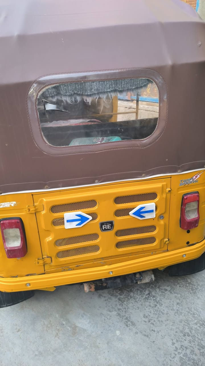 السلام عليكم
تكتك للبيع رقم واصط 
التكتك بلاديه عده بس بارد بلغد 
موديل 20 

***********
المكان مدينة الصدر
