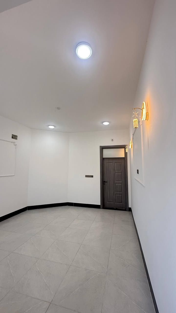 السلام عليكم كربلاء 
دار للبيع مساحه 125 متر
طابو صرف منطقه حي الامير الثانيه 👍
مجاور سوق حي العامل الاخير 
واجها 6.250 
ونزال 20
بناء حديث طابوك جمهوري شغل درج اولئ فول
غرف عدد ٣
استقبال صاله عدد ٢  
حمامات عدد ٣
البيت جاهز للسكن تانكي مغاسل گيزر
استفسار ***********
*********** واتساب
