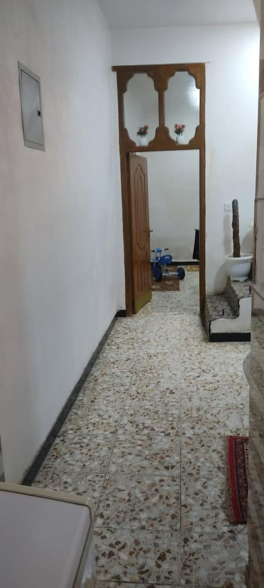 الدار للبيع الموقع حي العسكري قرب شارع 80 البيت بي مطبخ واستقبال وغرفه جوه وغرفه فوك صحيات خارجه وحمام داخلي وممر من المطبخ للغرفه مع السطح مساحته 100 متر طابو صرف السعر 95 للاستفسار 
الاتصال على الارقام  ما متواجد خاص

***********
***********
