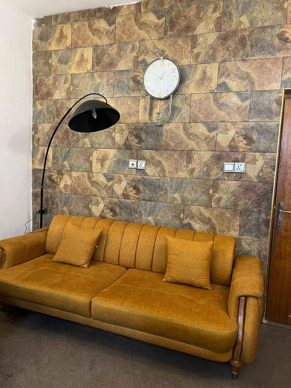 السلام عليكم ورحمه الله وبركاته 
من رخصه الادمن عندي تخم عشر مقاعد للبيع نظيف جدا للاستفسار الاتصال بالرقم ***********العنوان الدوره شارع ابو طياره
