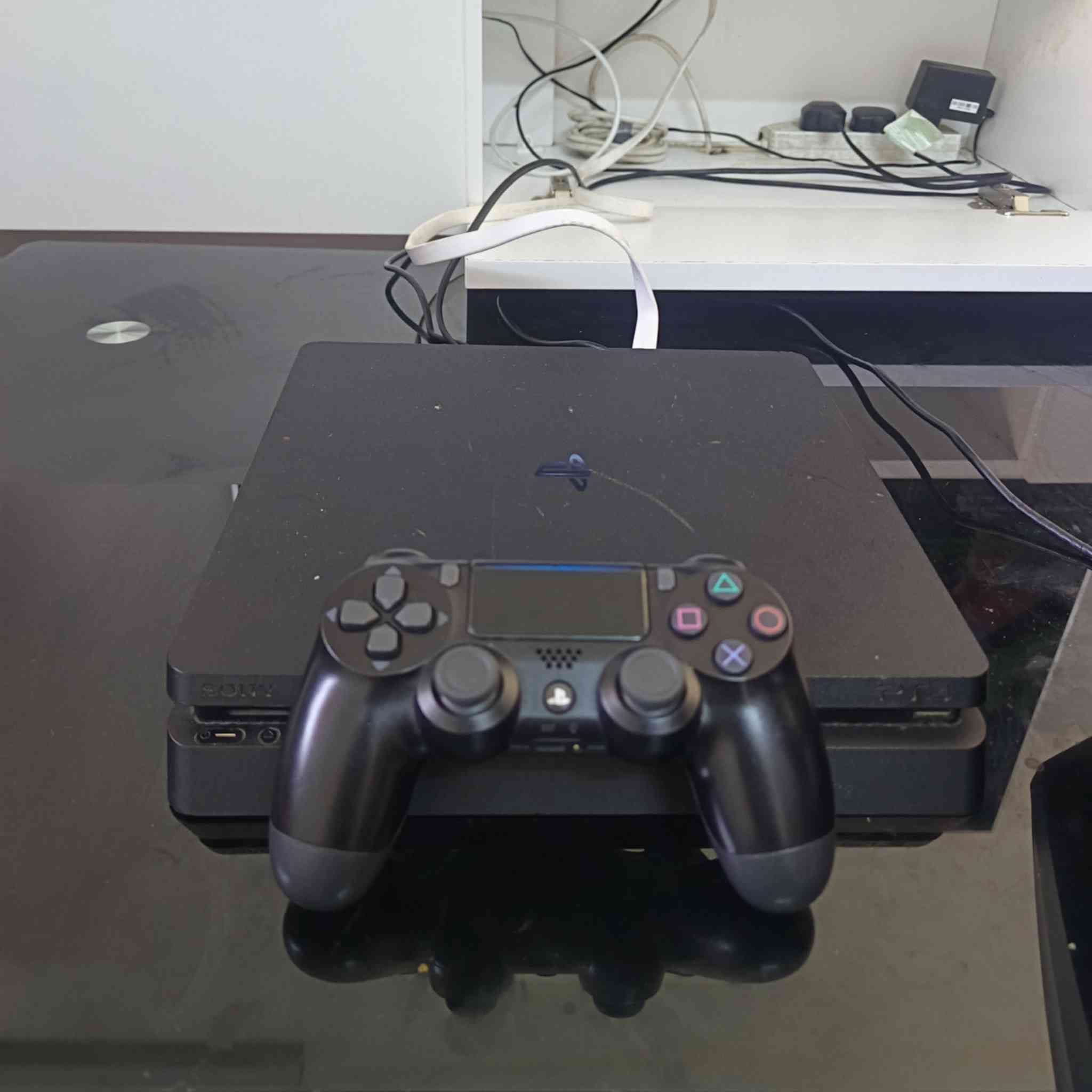 السلام عليكم
بلي فور عادي 
يجي ويا دركسون و يدة وقرص gta 
  سعر 265  وبي مجال تواصل 
***********

عنوان بسماية .
